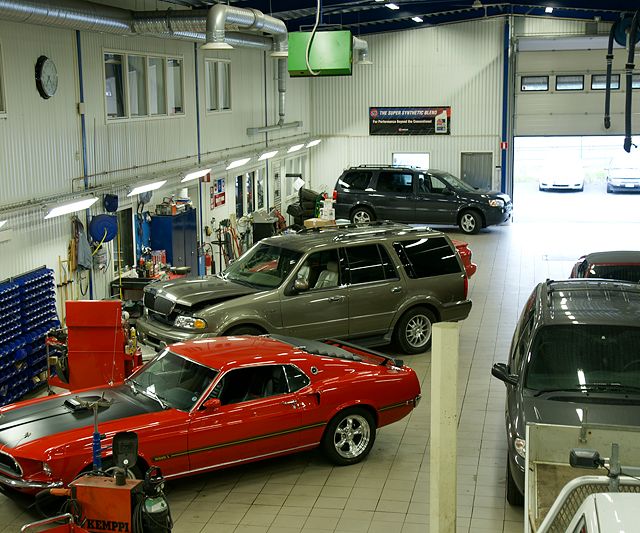 Inuti bilverkstaden R&T Jonsons bil AB Huskvarna / Jönköping